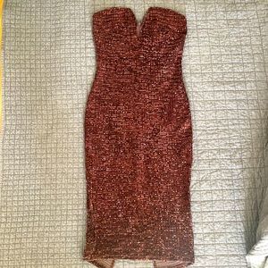 Stunning midi dress.